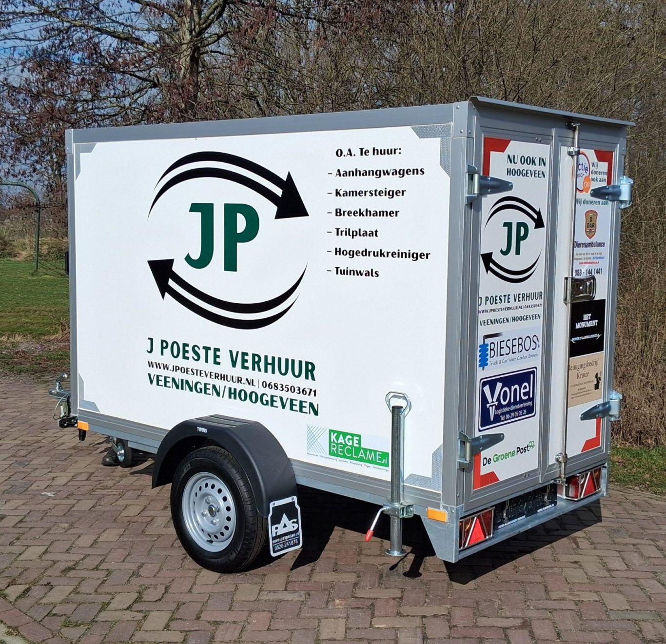 Een gesloten en ongeremde aanhanger 250x130x150 (L x B x H) max laden 450kg